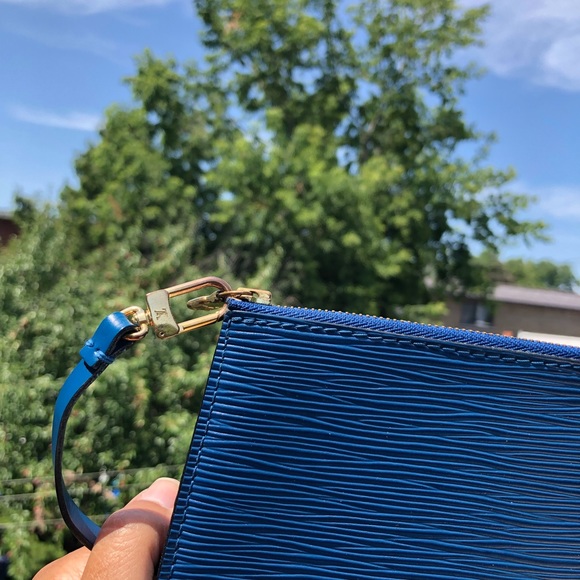 Authentic Louis Vuitton épi pouch - Picture 8 of 8